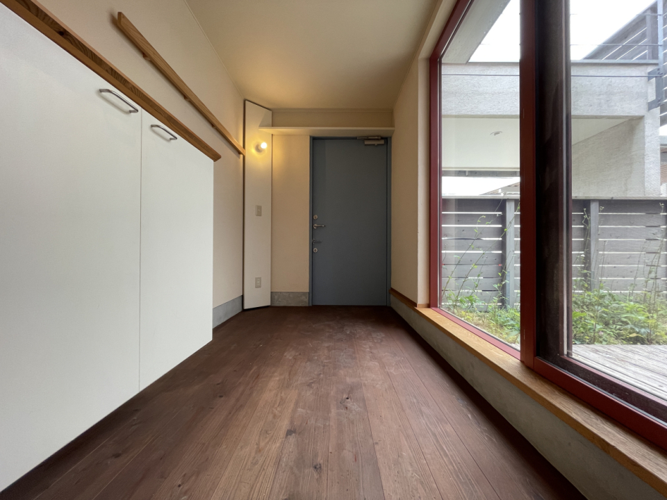 玄関の様子。横の窓からウッドデッキに行けます