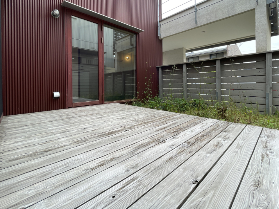 リビングと玄関から出られるウッドデッキ。テーブルセットを置くのもいいですね