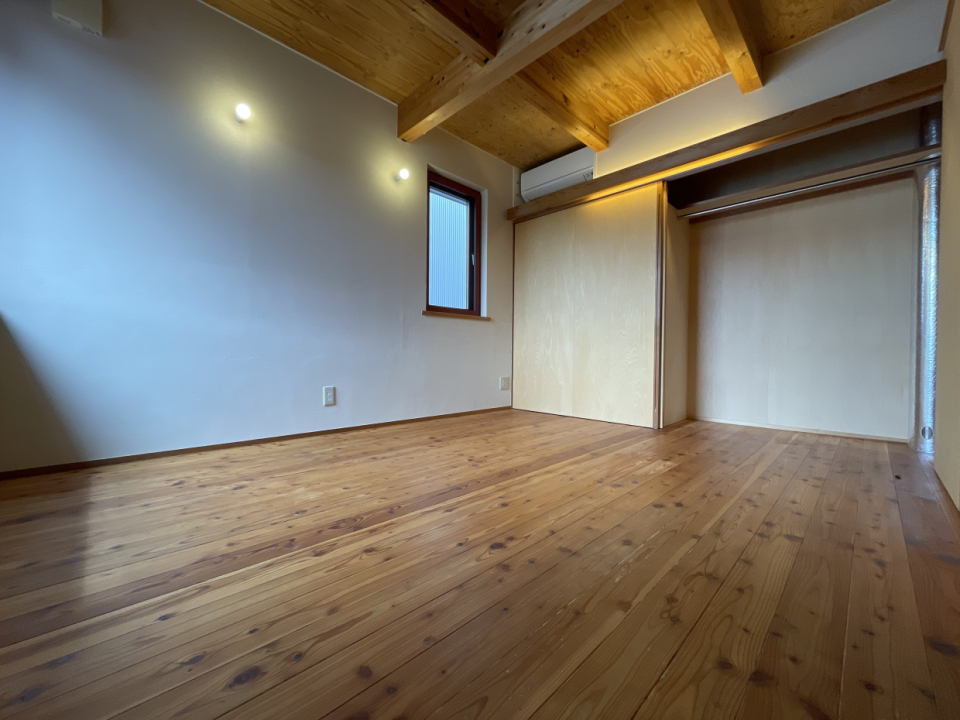 寝室となるお部屋は6帖。クローゼットもあります