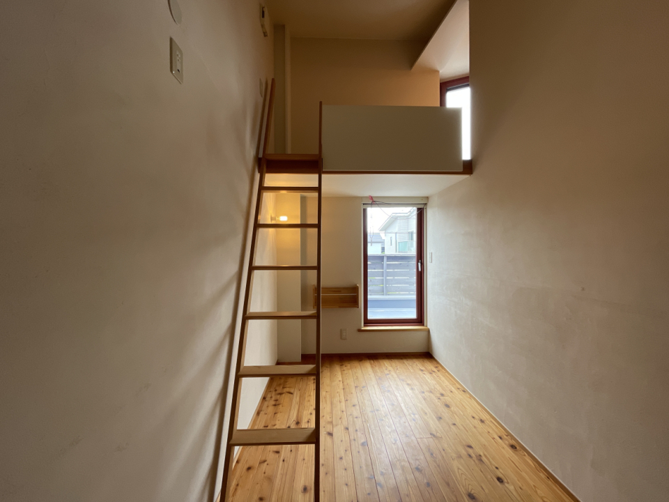 二階の突き当りに梯子が。