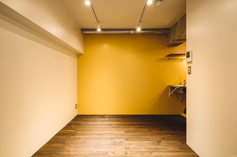 イエローの壁面にはピクチャーレールが備え付けられており、ディスプレイを楽しめます。