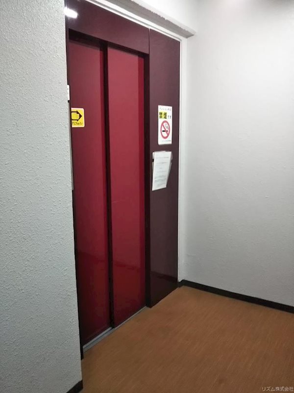 シックな色使いのエレベーター。