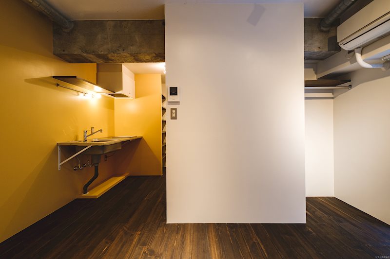 空間挟んで左手にキッチン、右手に収納。