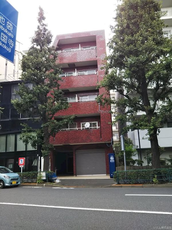 街路樹の緑が似合うシックでレトロな外観。