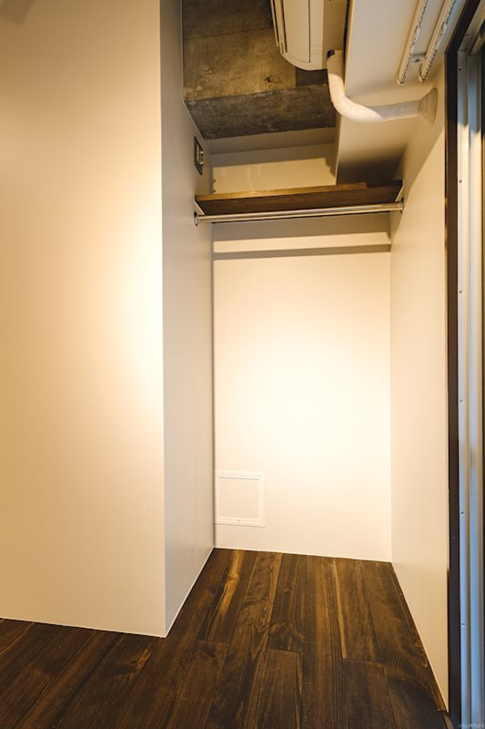 ハンガーポール付きのオープン収納は奥行きがあります。