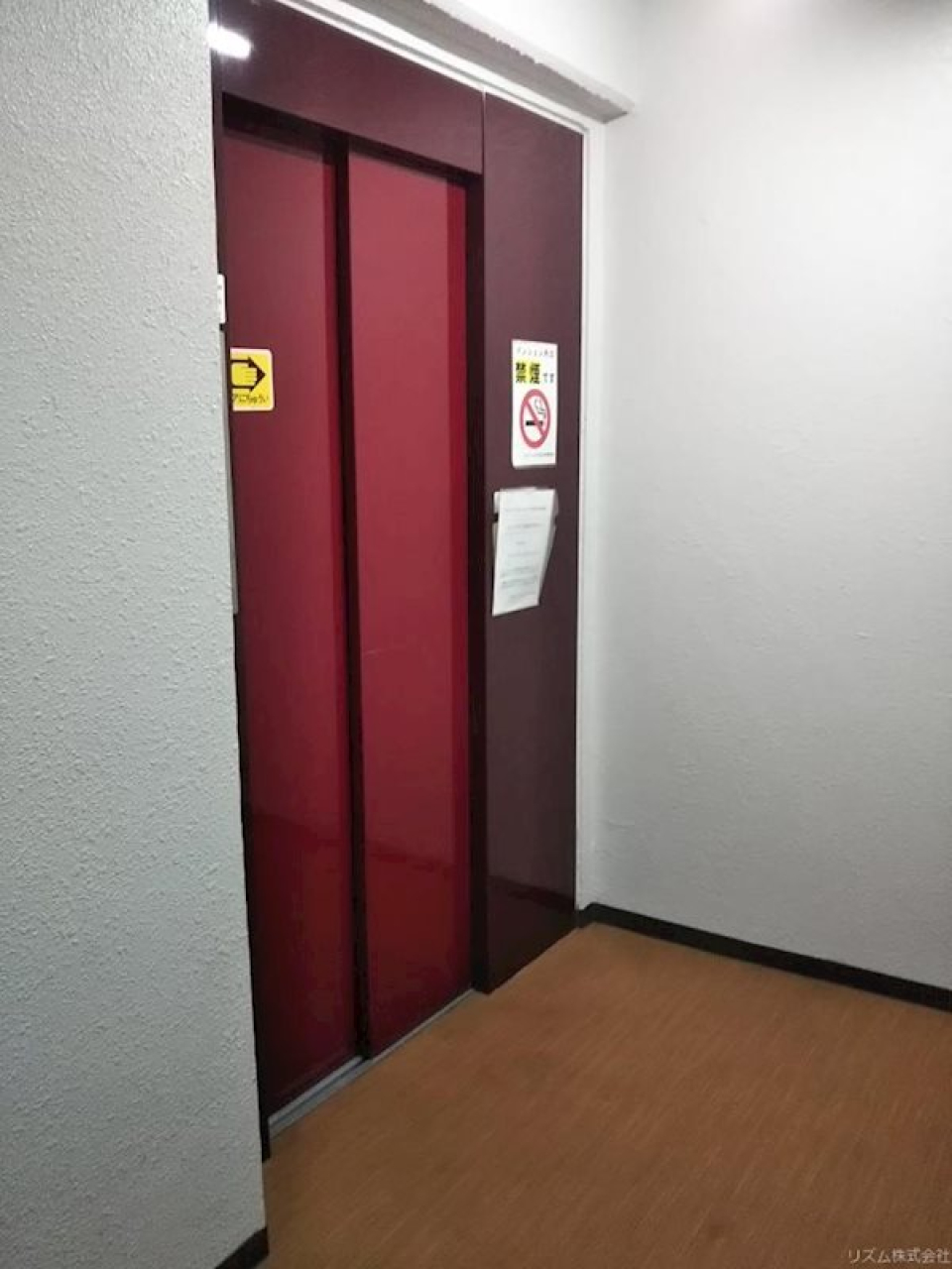 シックな色使いのエレベーター。