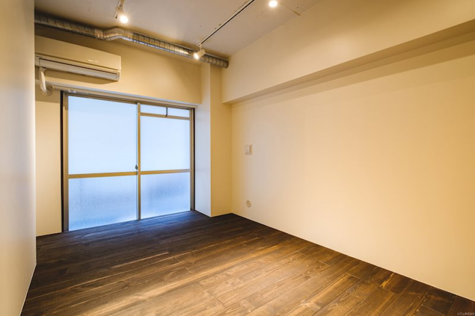 南向きの窓の方はシンプルな景色。