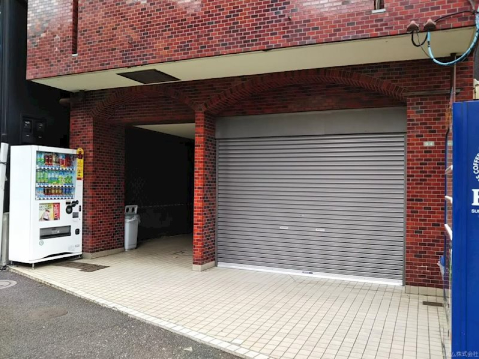 建物1階部分。自販機がありますね。