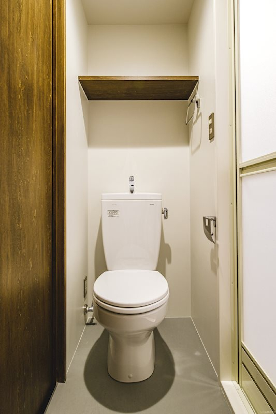 簡易棚付きのトイレ。