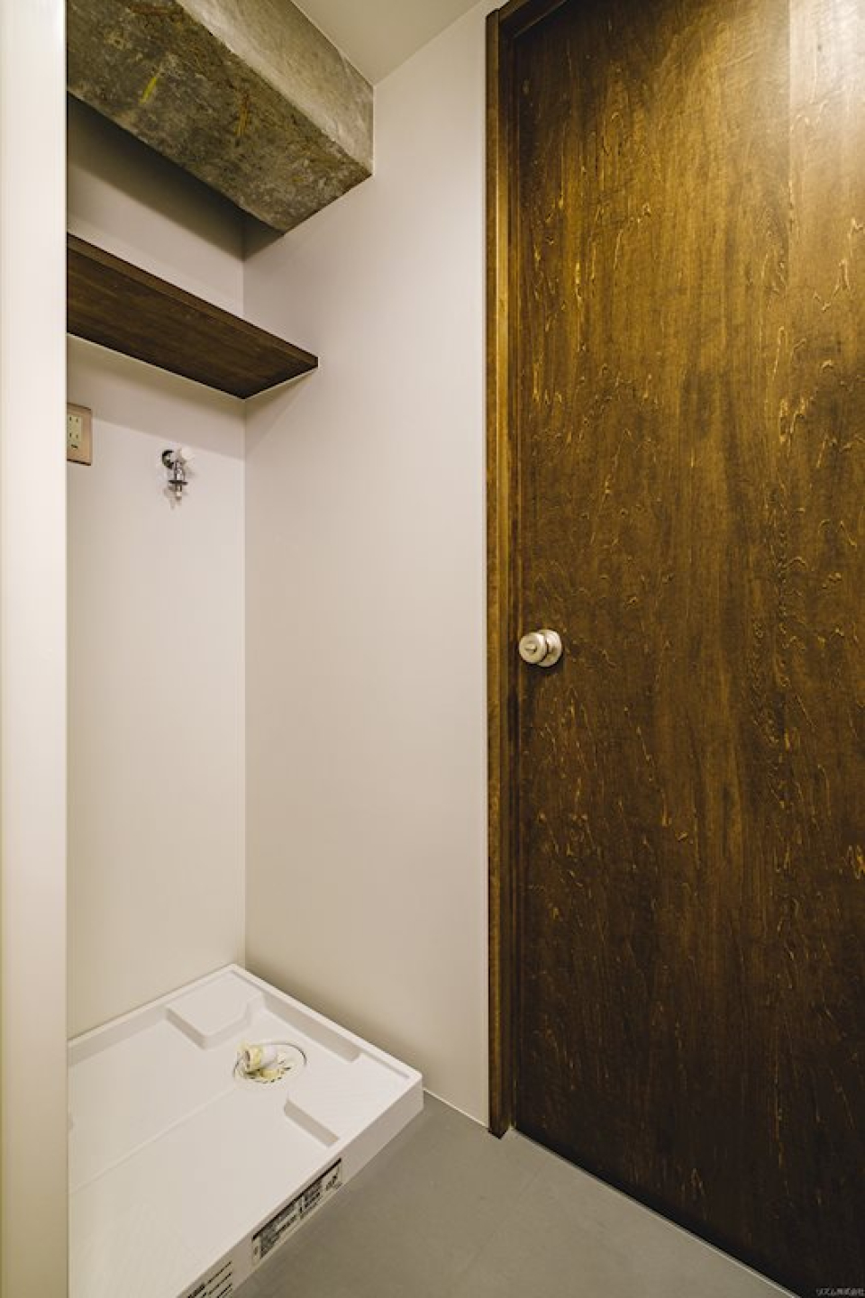 ちょうどキッチンと収納の間にある空間の裏手にあるのが洗濯機置き場。