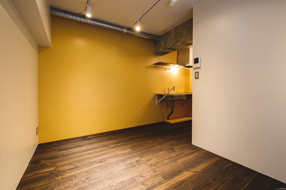 こっくりとしたイエローとダークブラウンのフローリングがちょっぴりクラシカルな雰囲気。