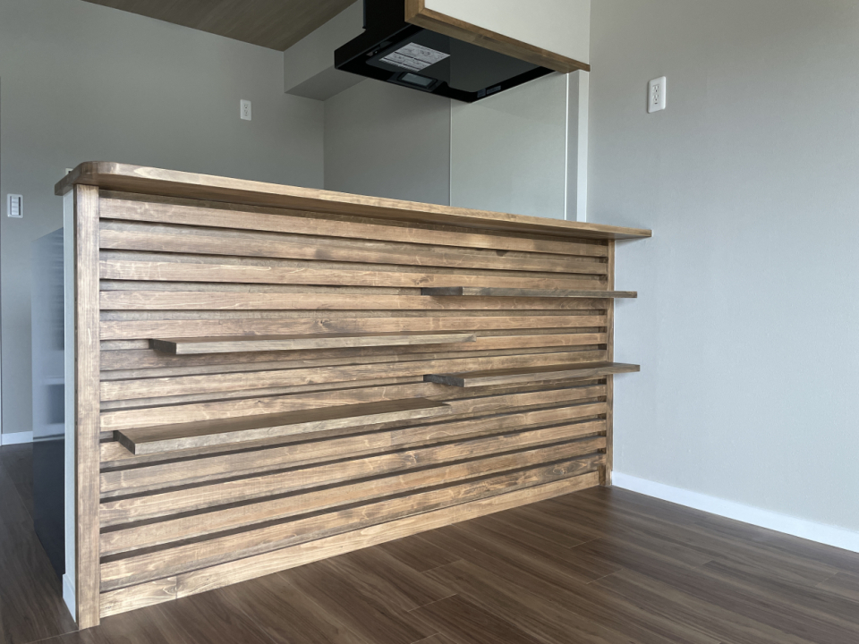 カウンター下にシェルフがあります