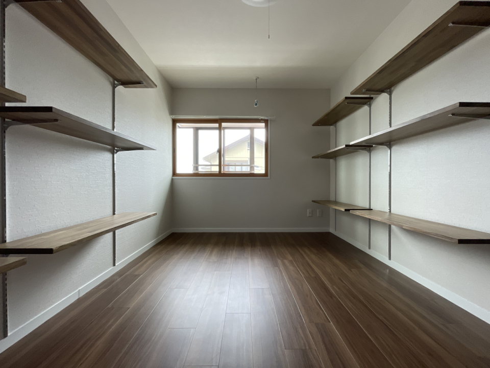 こちらは両側にシェルフがある6帖の部屋