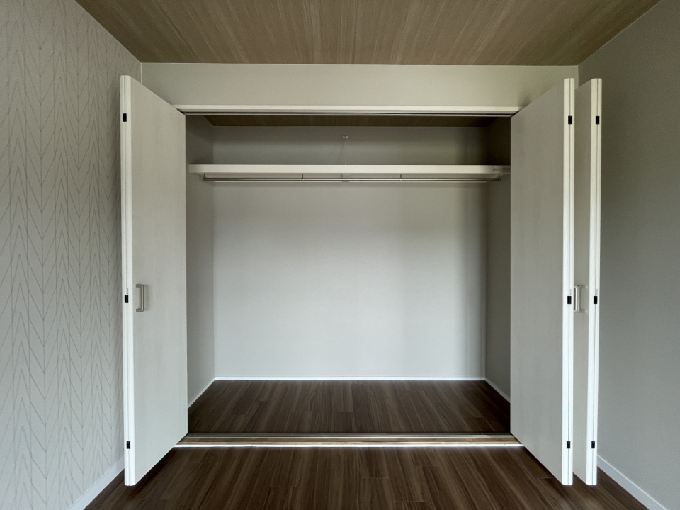 クローゼット、よく見ると折れ戸が２枚ならぬ３枚！たっぷり収納できる