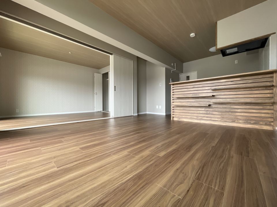 ダークブラウンのフローリングがおしゃれ。