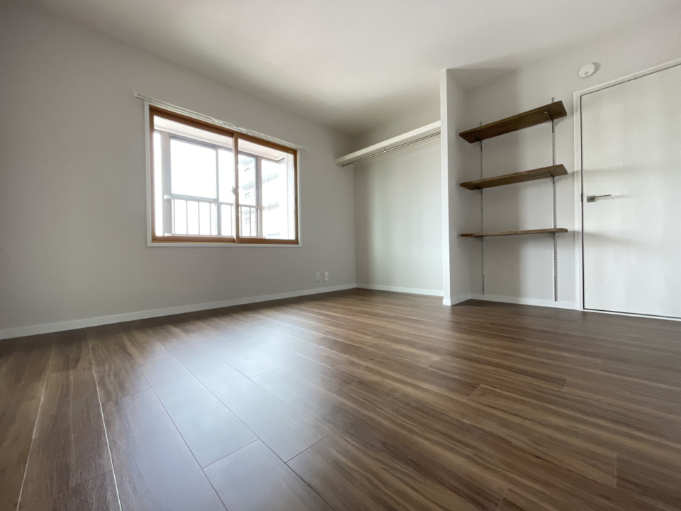 8.17帖の部屋は、シェルフとパイプハンガー付きのクローゼットがあります