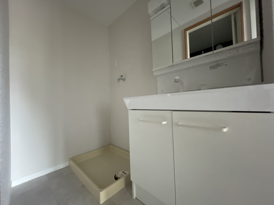 洗面台は３面鏡。散らかりやすい水回りもすっきり収納できる