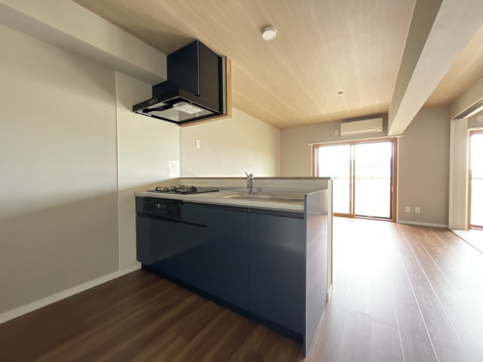 落ち着いたブルーのキッチン