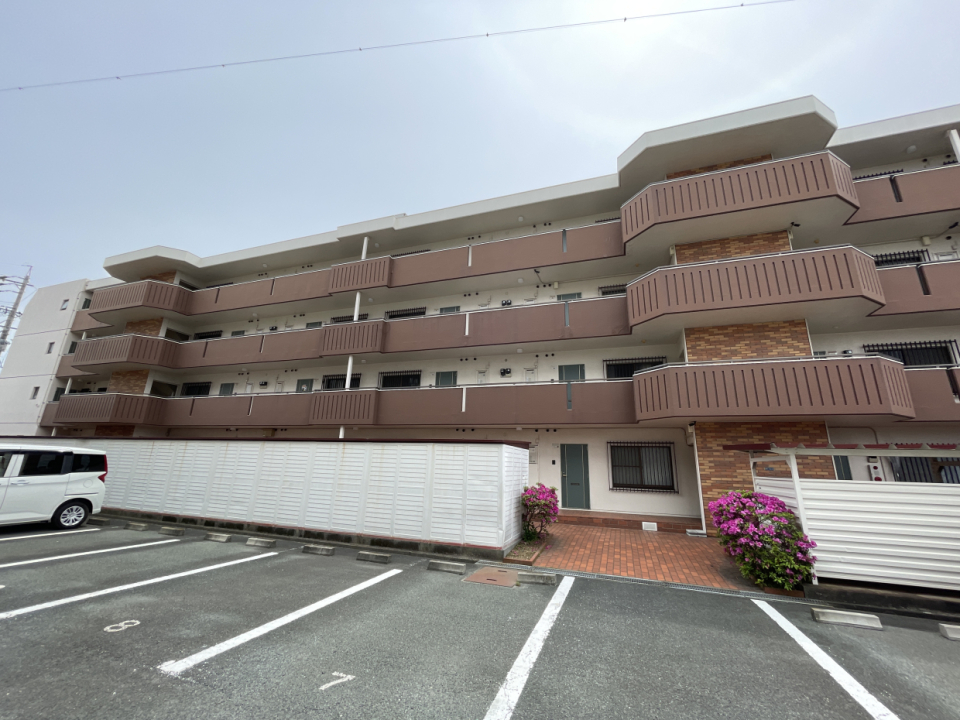 外観。エントランスには防犯カメラが付いていて、品のいいたたずまい