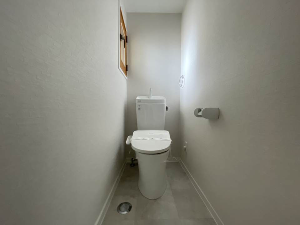 トイレも小窓付きで自然換気できる