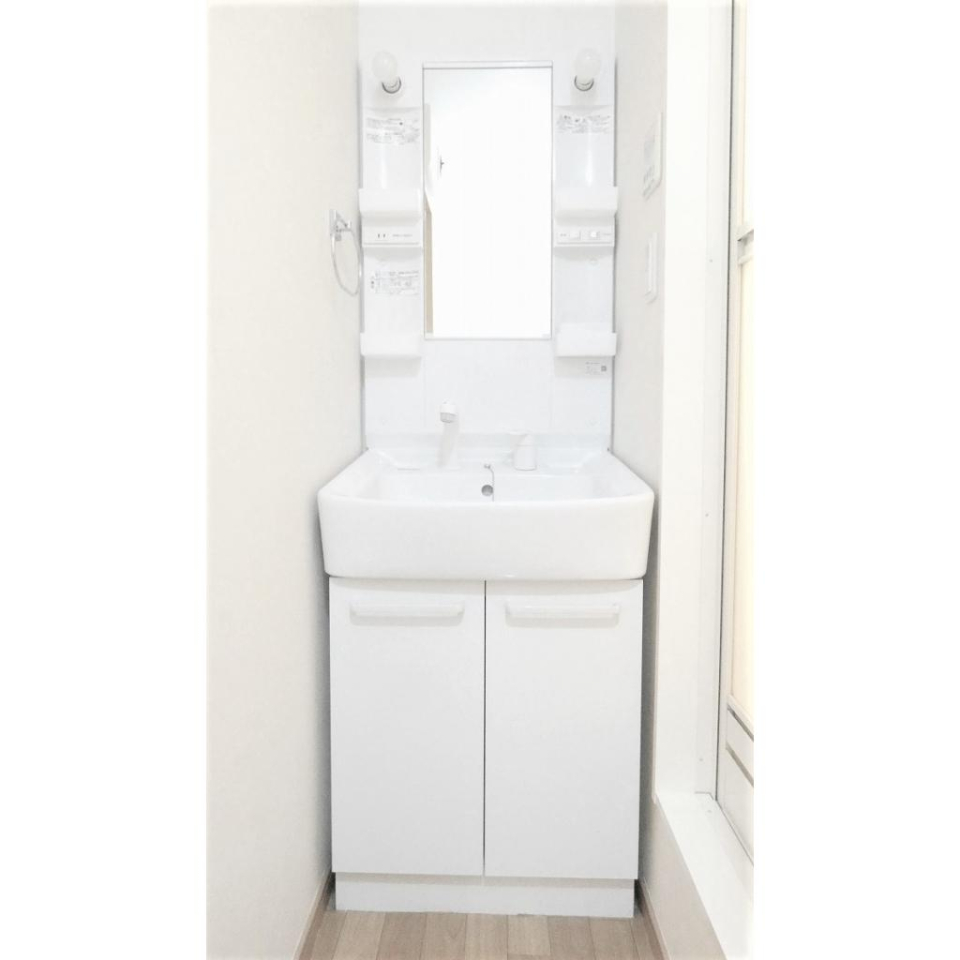 白い独立洗面台。