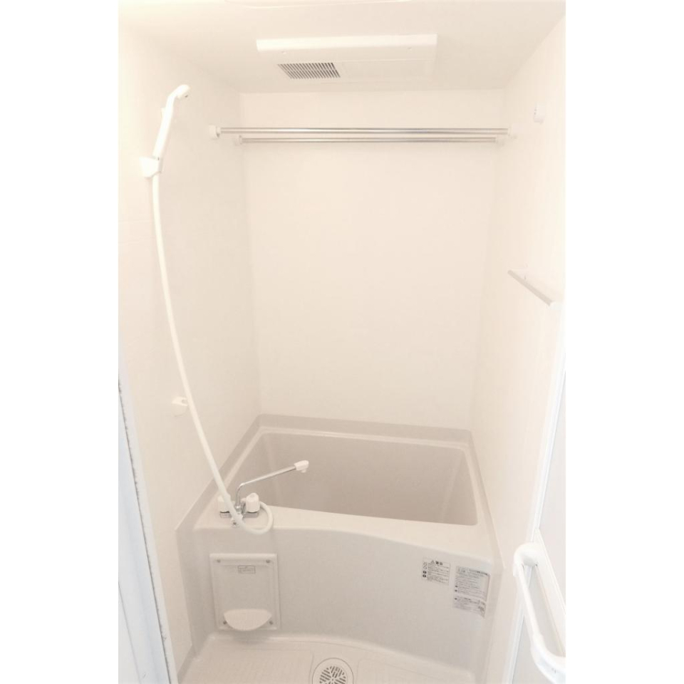 浴室も白くまとめられています。