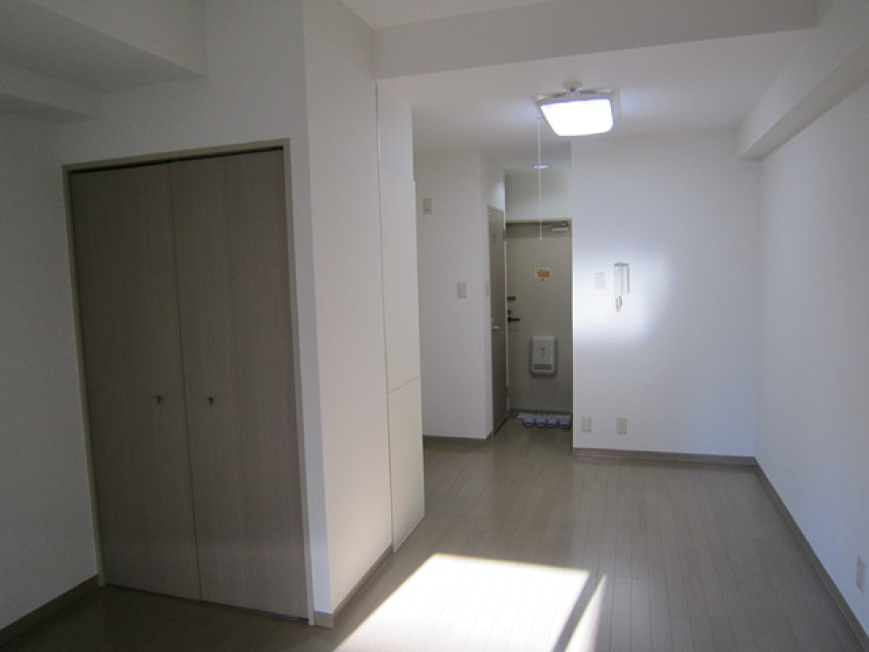 シンプルなフローリングの部屋に8.4帖の洋室が広がります。