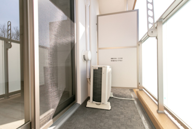 南西向きで日当たりのよいバルコニーです。※写真は同タイプ住戸です。