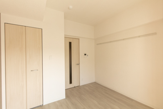 ネージュ系のフロアの色で落ち着いた雰囲気になっています。※写真は同タイプ住戸です。