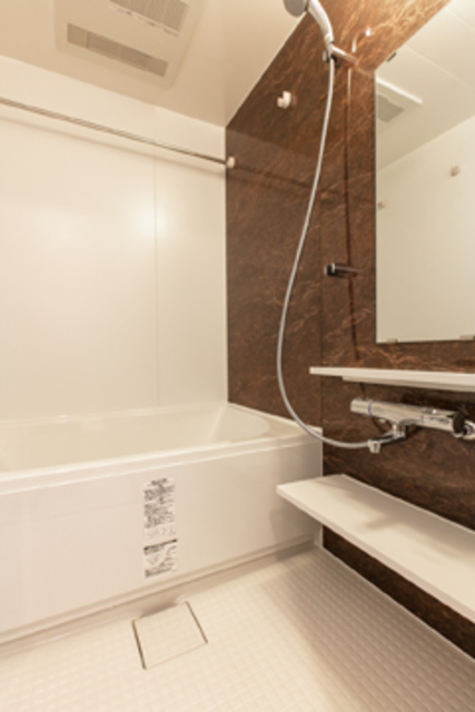 ブラウンのパネルが落ち着いた浴室にしています。※写真は同タイプ住戸です。