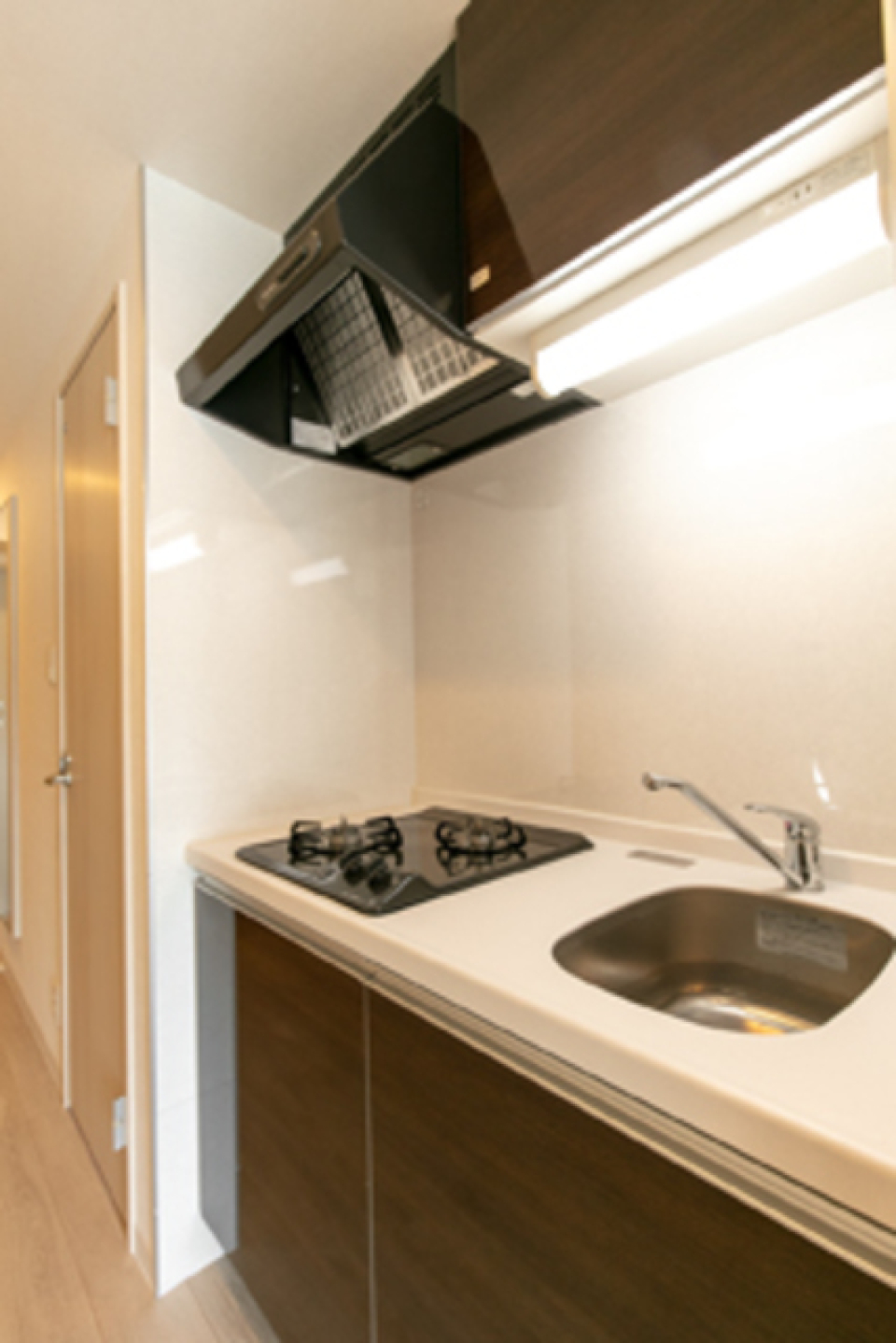 ２口のガスコンロが導入されています。レンジフードがあるので匂いのある料理もお任せください！※写真は同タイプ住戸です。