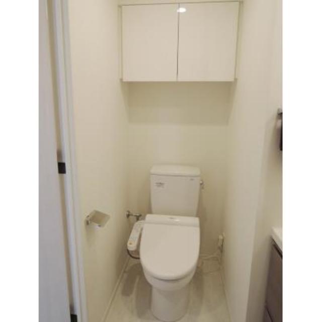 トイレです。頭上に収納棚が付いています。
※写真は同タイプ住戸です。