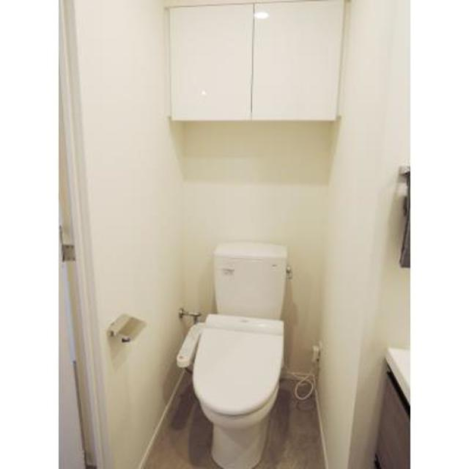 トイレです。頭上に収納棚が付いています。
※写真は同タイプ住戸です。