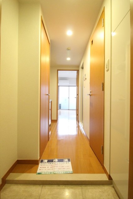 玄関に入って右手にはシューズボックスが完備されています。