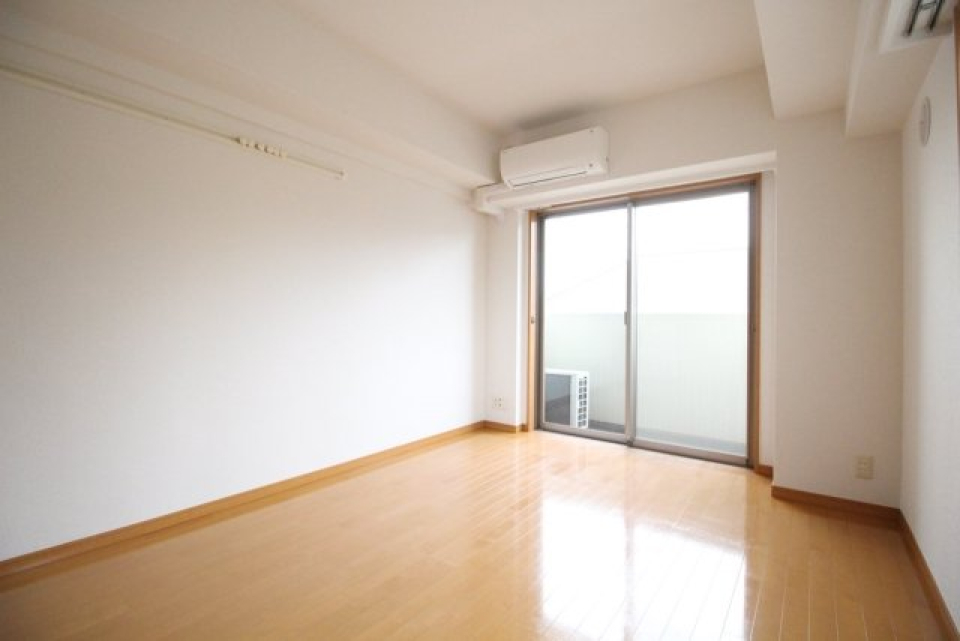 バルコニー付のお部屋です。7.3帖のお部屋になります。