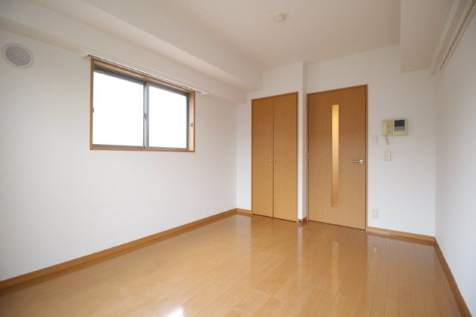 ナチュラルなフローリングに白い壁のシンプルな内装。