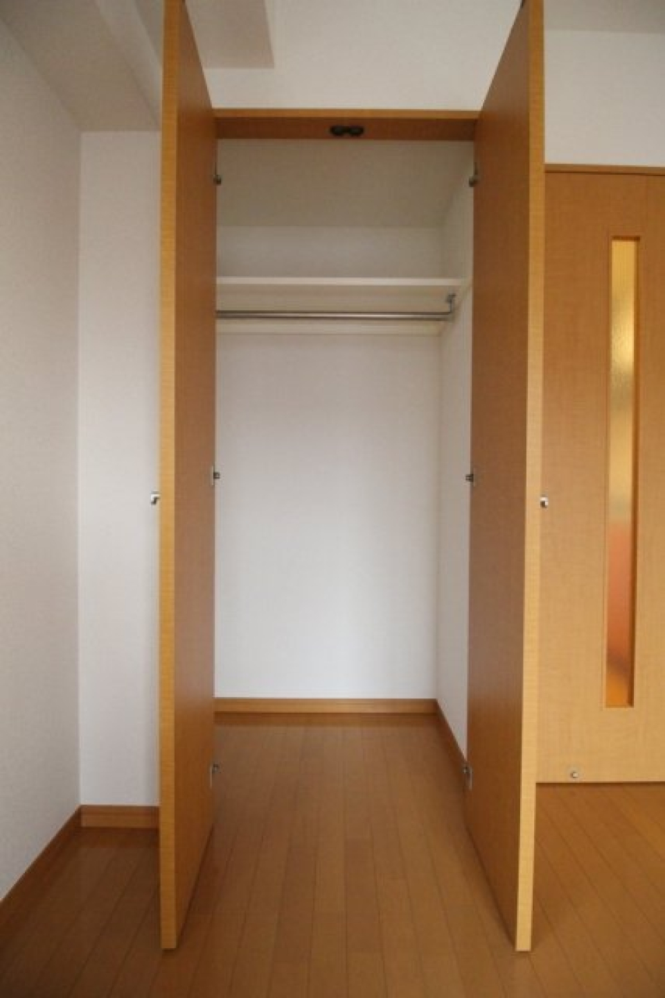 収納はコンパクトですが、奥行きがあります。