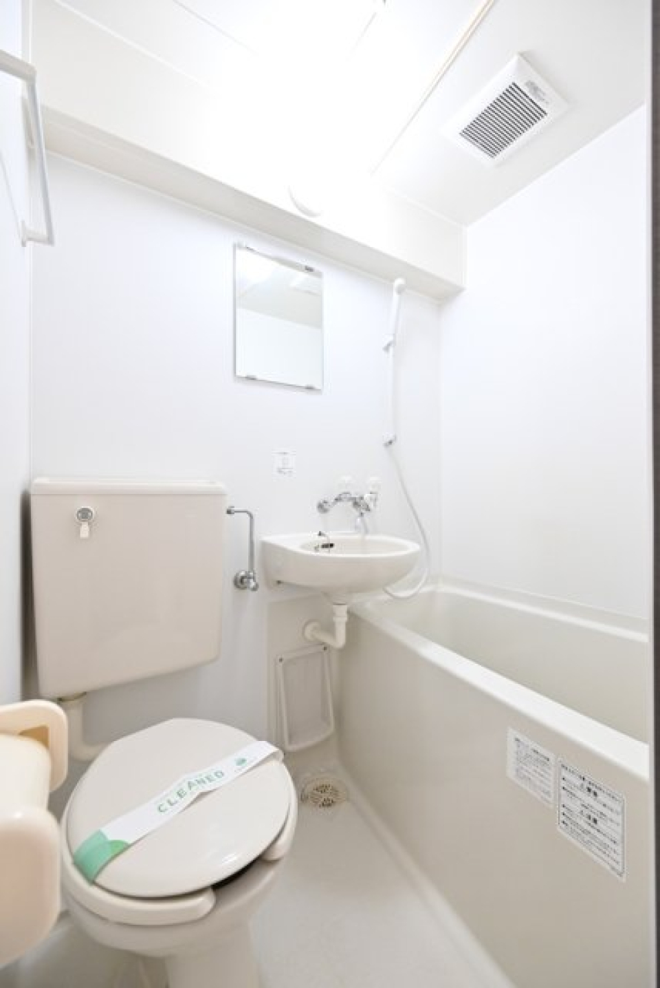 洗面台、浴室、トイレが1つの空間にまとまっています。