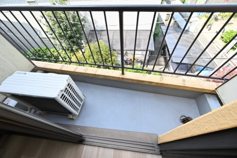 3階建ての建物の3階に位置しています。