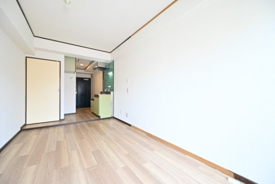 ナチュラルなフローリングに白い壁紙のシンプルな内装。