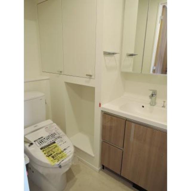 洗面所です。収納棚が付いています。
※写真は同タイプ住戸です。