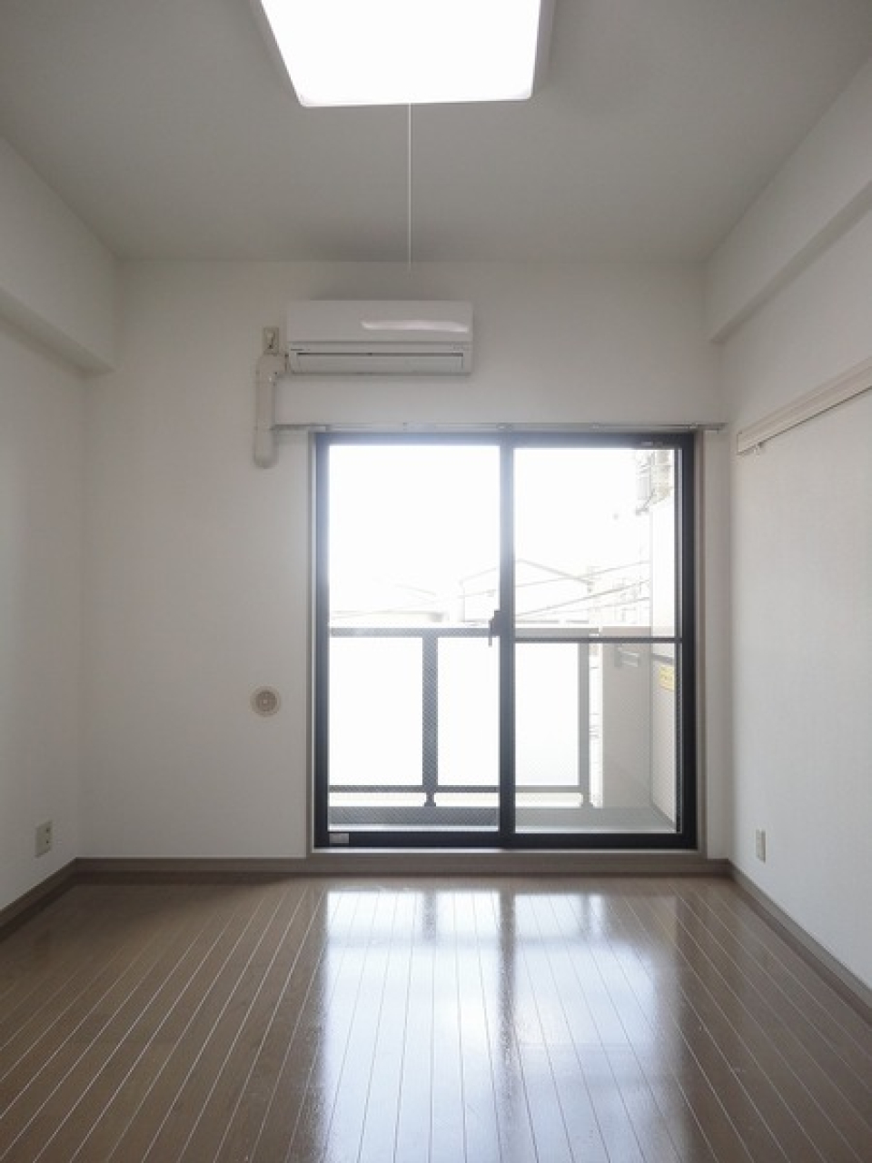 南東から明るい陽射しが入ります。