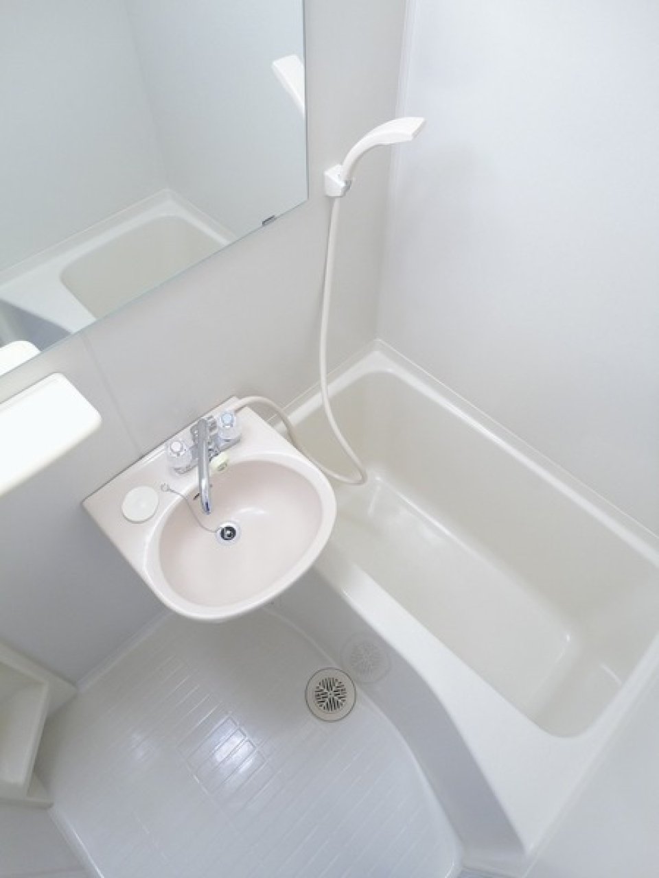 洗面台と浴室が同じスペースにあります。