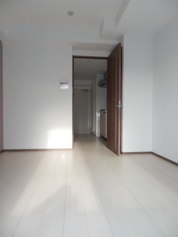 10階立ての建物の2階にあるお部屋です。