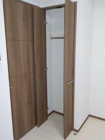 洋室内にクローゼットが完備されています。