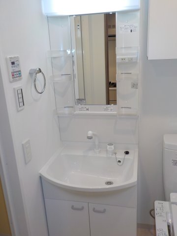洗面台はトイレのお隣にあります。