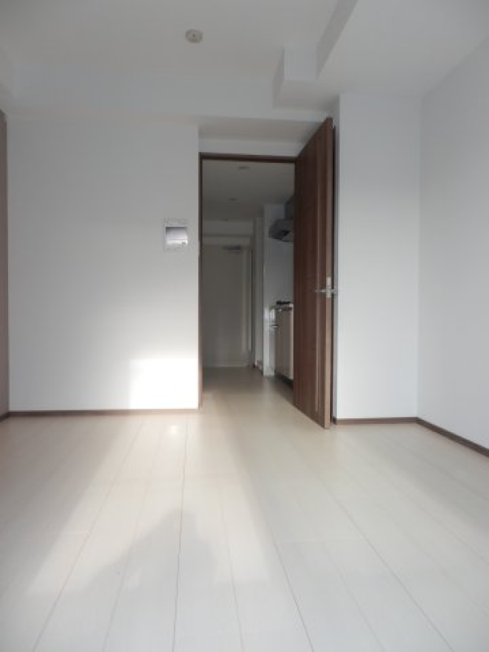 10階立ての建物の2階にあるお部屋です。