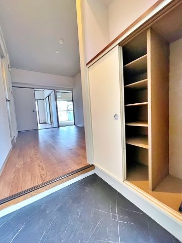 玄関の右手にはシューズボックスがあります。