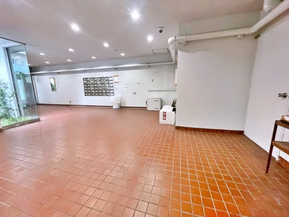 エントランスもレトロなタイルが印象的。