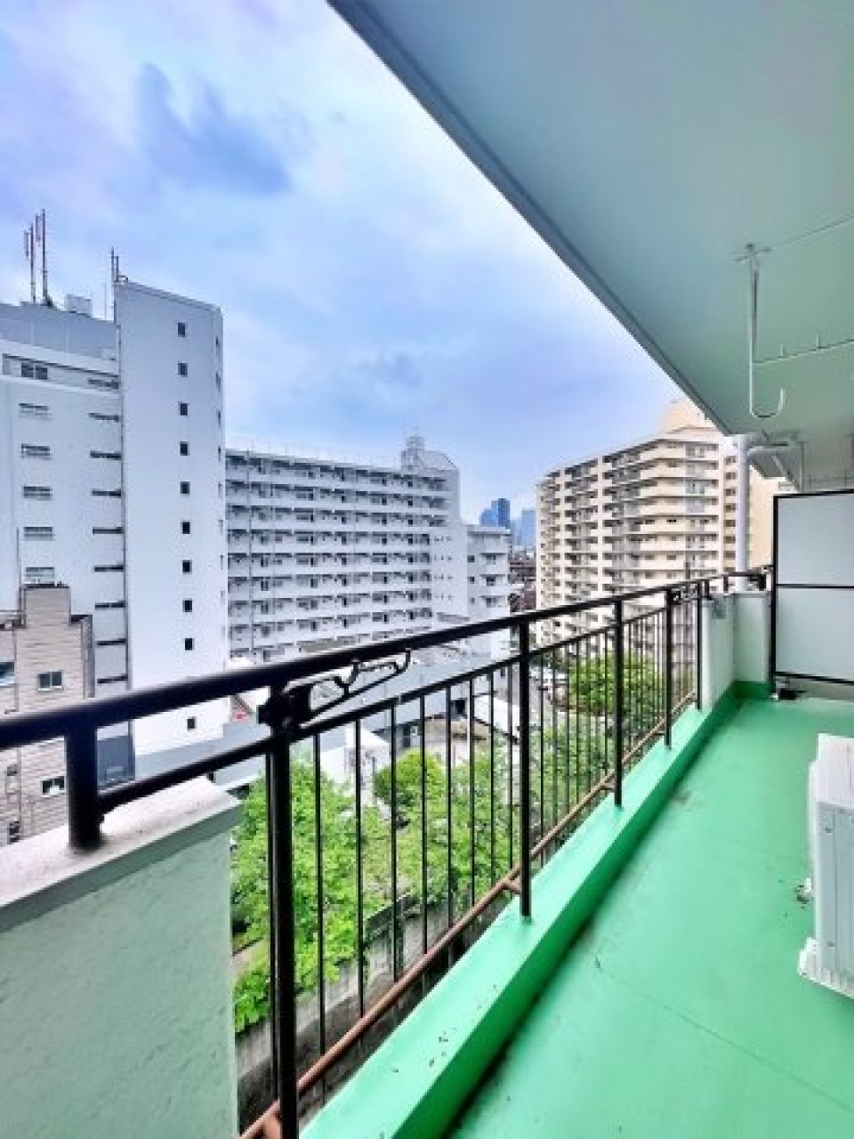 10階建ての建物の８階に位置しています。